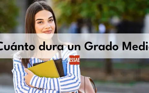 Joven sonriente con libros, preguntándose cuántas horas tiene un grado medio.