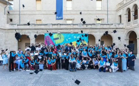 Graduados celebran lanzando birretes al aire en un evento de fp online Mallorca.