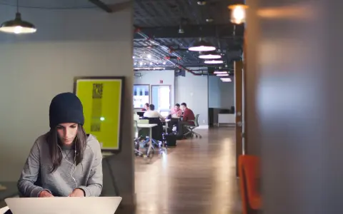 Jóvenes colaboran en la formación de centros de trabajo, un espacio moderno con luz tenue y ambiente de estudio.