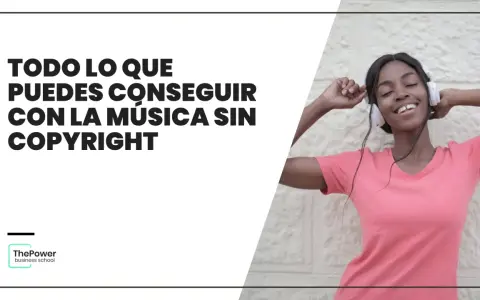 Joven disfrutando de música sin copyright con auriculares. Descubre todo lo que puedes lograr con audio sin copyright.
