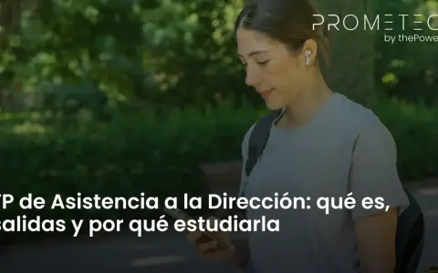 Joven con auriculares mira su móvil, con texto sobre FP de Asistencia a la Dirección online.