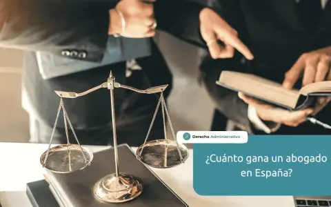 Balanza de la justicia y abogados discutiendo un caso. La imagen pregunta: ¿Cuánto gana un abogado en España?