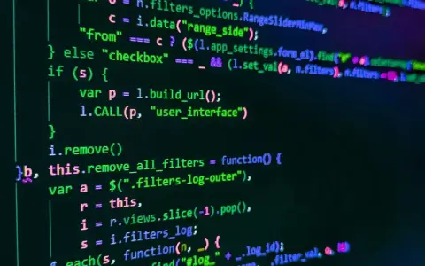Código fuente en pantalla, con texto verde y azul sobre fondo negro. Se ve una función para eliminar filtros, parte de un proyecto daw online.