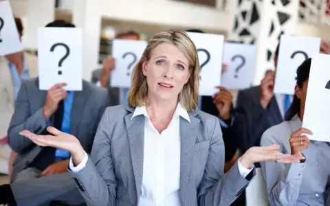 Mujer confundida con signos de interrogación detrás, ¿qué tipos de abogados elegir?