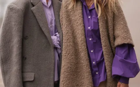 Dos personas con abrigos y camisas moradas. Un ejemplo de que es la fast fashion: ropa barata y de moda rápida.
