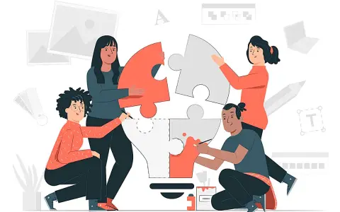Equipo colaborando en un proyecto creativo, como si estuvieran cursando grados superiores en Huelva.