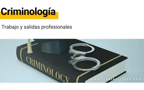 Un libro de criminología con esposas y birrete de graduación. Explora qué es criminología y sus salidas profesionales.