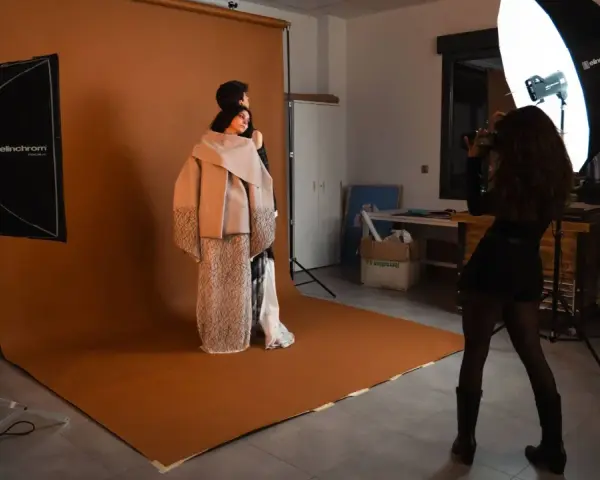 Sesión de fotos de moda. La gestión y comunicación de moda se reflejan en la cuidada iluminación y la pose de los modelos.