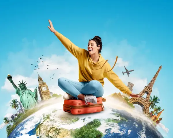 Joven en maleta, rodeada de monumentos icónicos, lista para su grado superior de turismo. ¡El mundo a sus pies!