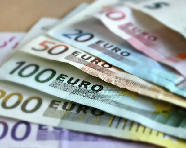 Billetes de euros de diferentes denominaciones. ¿Cuánto cobra un publicista en España? La respuesta está en la inversión.