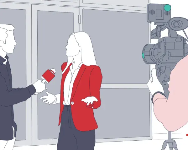Periodista entrevista a una mujer frente a una cámara. Un paso clave en la comunicación social carrera.