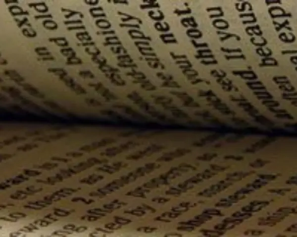 Páginas de un libro abierto, con texto en inglés. Se lee "old", "bad", "fashion", "throat", "around", "because", "often", "exp".