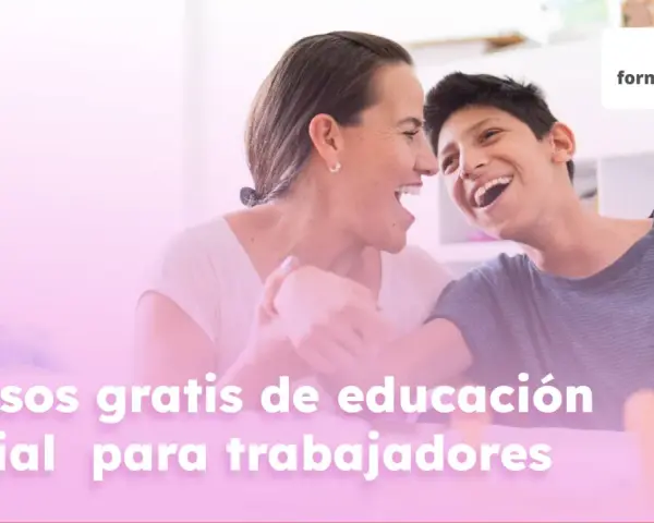 Mujer y joven ríen, promocionando cursos gratuitos de educación social para trabajadores.