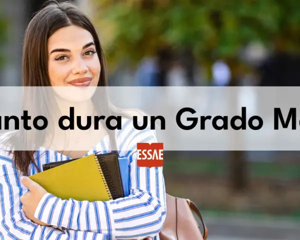 Joven sonriente con libros, preguntándose cuántas horas tiene un grado medio.