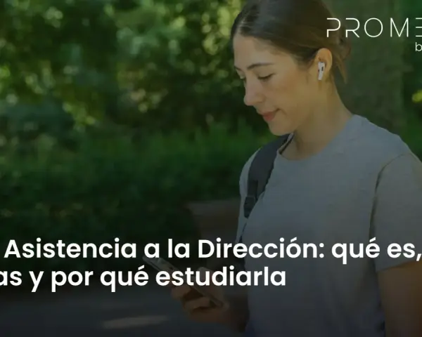Joven con auriculares mira su móvil, con texto sobre FP de Asistencia a la Dirección online.