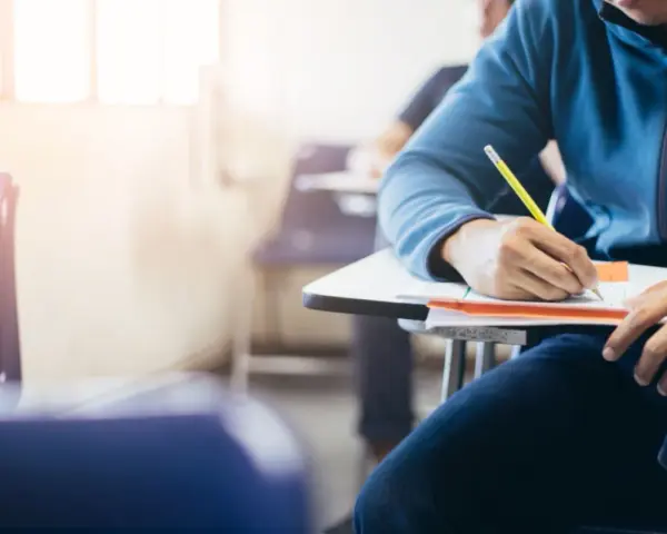 Estudiante concentrado en un examen, quizás preparándose para una de las carreras más difíciles de España.