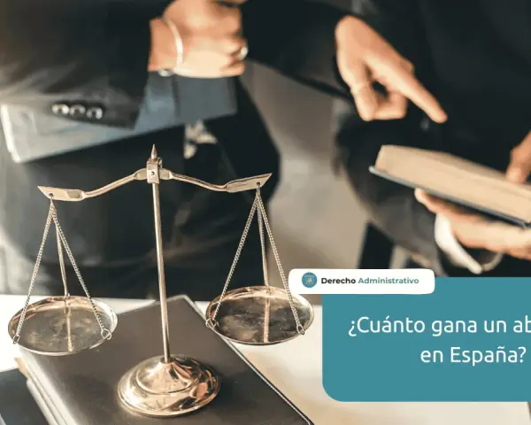 Balanza de la justicia y abogados discutiendo un caso. La imagen pregunta: ¿Cuánto gana un abogado en España?