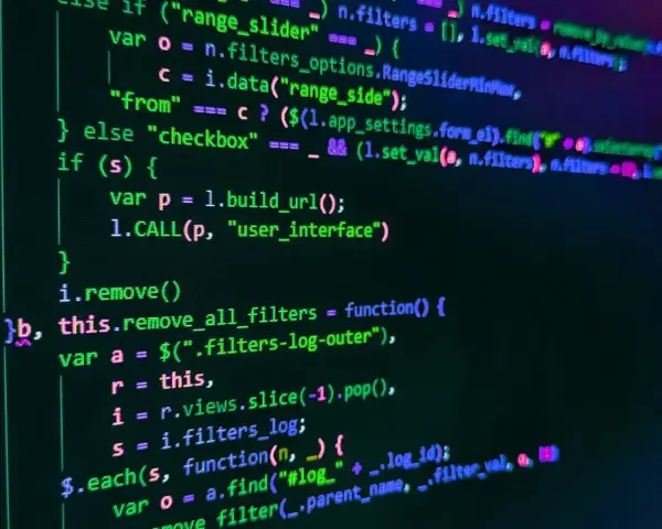 Código fuente en pantalla, con texto verde y azul sobre fondo negro. Se ve una función para eliminar filtros, parte de un proyecto daw online.