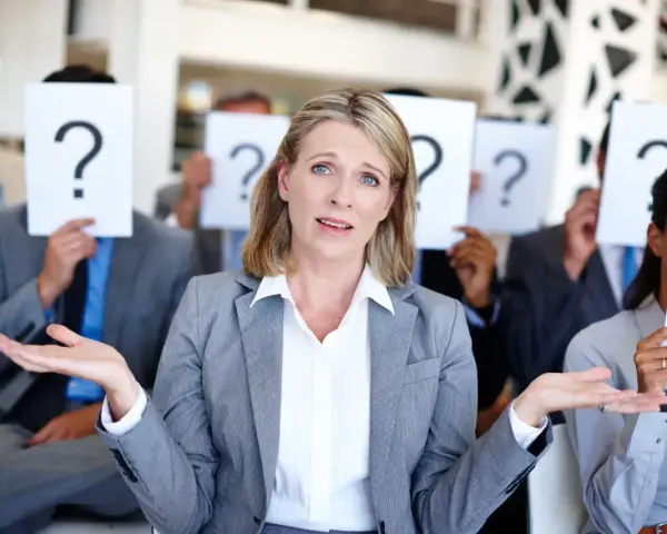 Mujer confundida con signos de interrogación detrás, ¿qué tipos de abogados elegir?