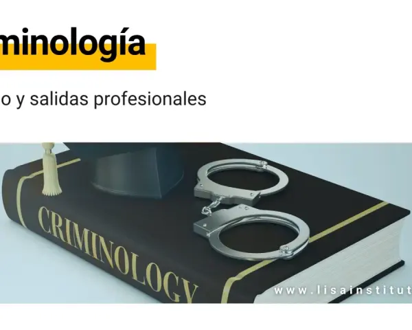 Un libro de criminología con esposas y birrete de graduación. Explora qué es criminología y sus salidas profesionales.