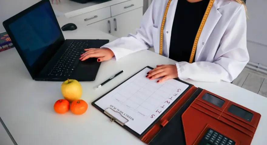 Nutricionista revisa plan semanal. Averigua cuanto cobra un nutricionista para tu dieta personalizada.