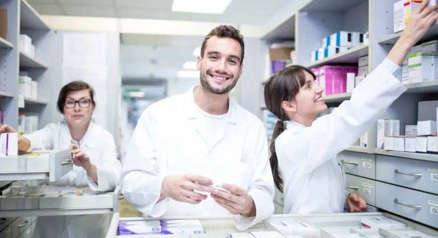 Farmacéuticos sonríen en Barcelona, preparándose para sus grados medios.