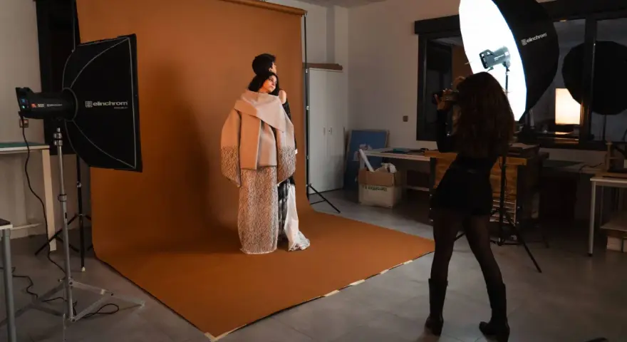 Sesión de fotos de moda. La gestión y comunicación de moda se reflejan en la cuidada iluminación y la pose de los modelos.