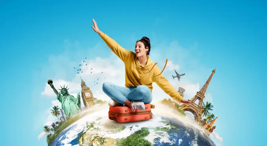 Joven en maleta, rodeada de monumentos icónicos, lista para su grado superior de turismo. ¡El mundo a sus pies!