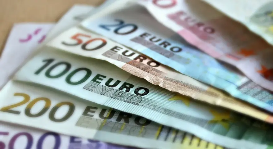 Billetes de euros de diferentes denominaciones. ¿Cuánto cobra un publicista en España? La respuesta está en la inversión.