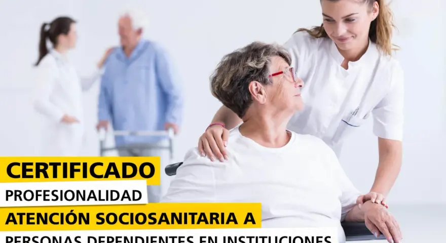 Profesionalidad en la atención sociosanitaria en instituciones. Enfermera apoya a paciente en silla de ruedas.