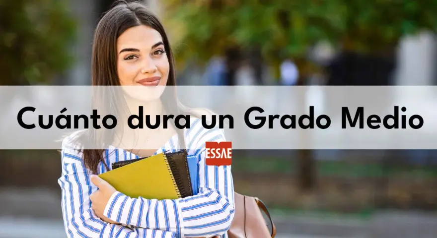 Joven sonriente con libros, preguntándose cuántas horas tiene un grado medio.