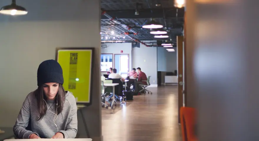 Jóvenes colaboran en la formación de centros de trabajo, un espacio moderno con luz tenue y ambiente de estudio.
