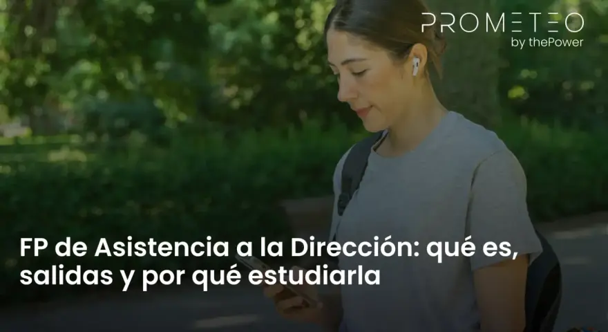 Joven con auriculares mira su móvil, con texto sobre FP de Asistencia a la Dirección online.