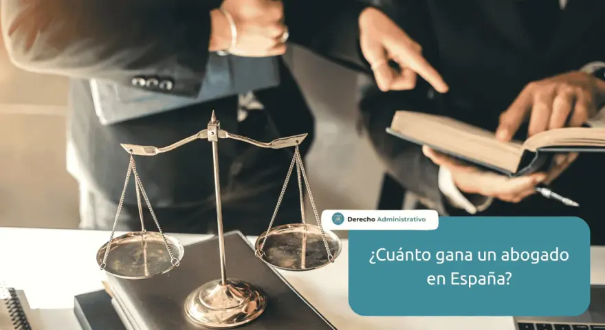 Balanza de la justicia y abogados discutiendo un caso. La imagen pregunta: ¿Cuánto gana un abogado en España?