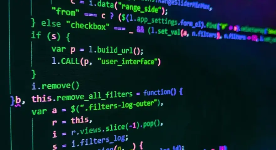 Código fuente en pantalla, con texto verde y azul sobre fondo negro. Se ve una función para eliminar filtros, parte de un proyecto daw online.