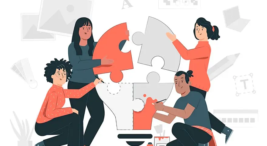 Equipo colaborando en un proyecto creativo, como si estuvieran cursando grados superiores en Huelva.
