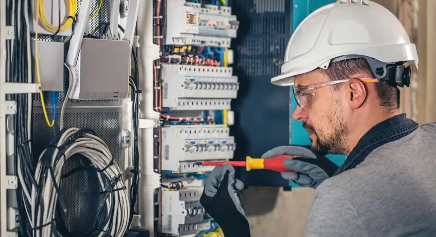 Electricista trabajando en un cuadro eléctrico. El salario de un electricista en España varía según experiencia y ubicación.