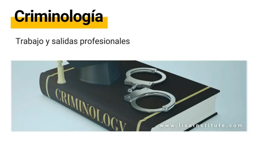 Un libro de criminología con esposas y birrete de graduación. Explora qué es criminología y sus salidas profesionales.