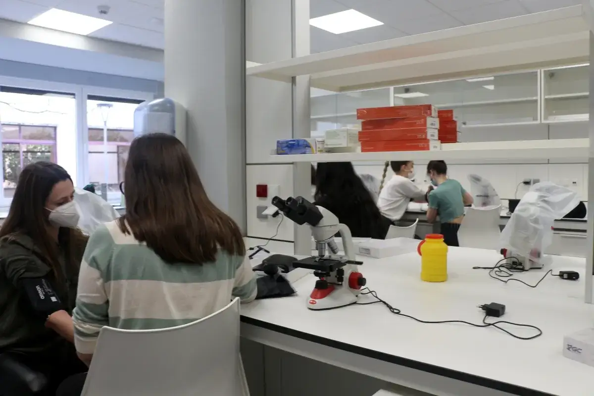 Estudiantes de biomedicina en universidades practican toma de presi&oacute;n arterial en un laboratorio.