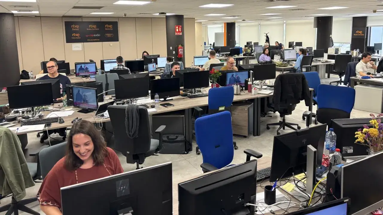Oficina de RTVE con periodistas trabajando en sus ordenadores. La pregunta de cuanto cobra un periodista es compleja, var&iacute;a mucho.