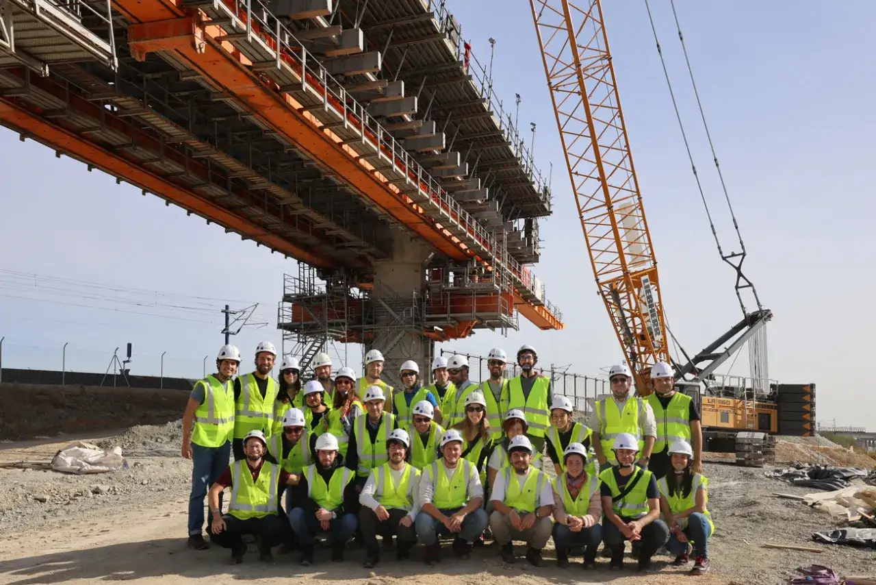 Equipo de ingenieros en obra, bajo una estructura de puente. &iquest;Cu&aacute;nto gana un ingeniero en Espa&ntilde;a? &iexcl;Ellos lo saben!