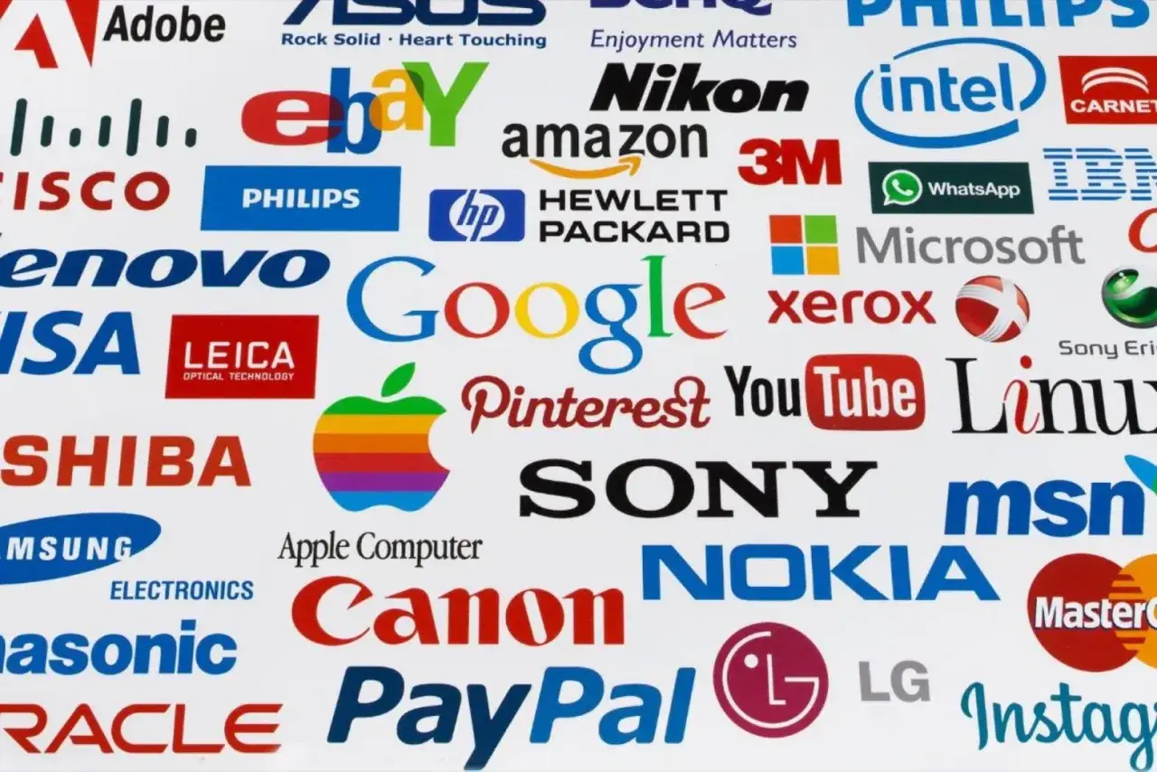 Logos de marcas tecnol&oacute;gicas como Google, Apple, Microsoft, Sony, y m&aacute;s. Un ejemplo visual de qu&eacute; es naming y la importancia de un buen nombre de marca.