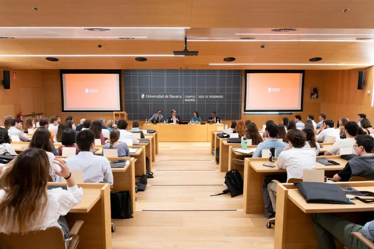 Estudiantes en una sala de conferencias de la Universidad de Navarra, aprendiendo qu&eacute; se estudia en arquitectura.