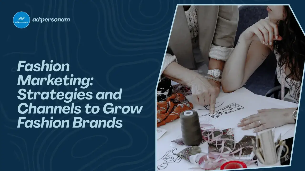 Manos dise&ntilde;ando estrategias de marketing de moda, con telas y patrones sobre la mesa.