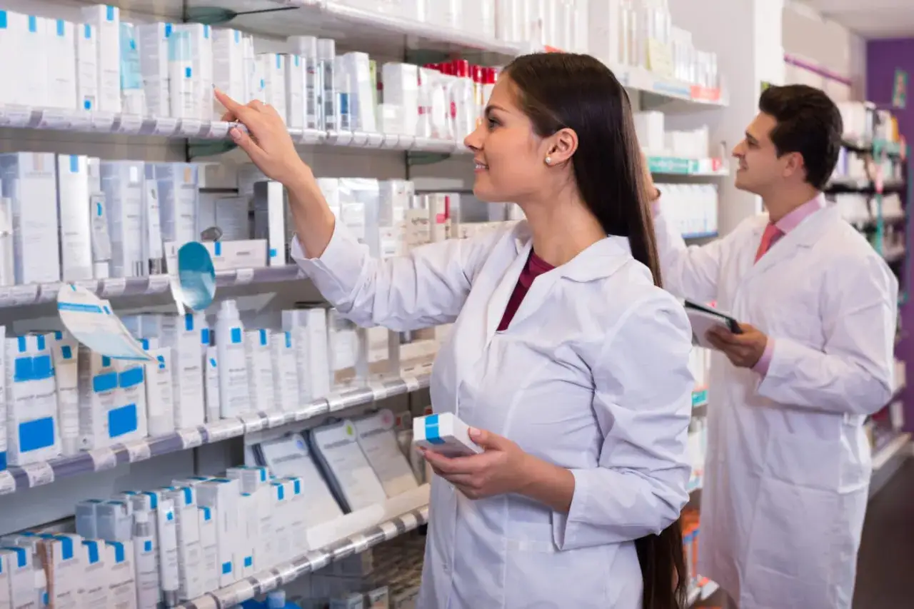 T&eacute;cnico superior en farmacia revisa productos en estanter&iacute;as.