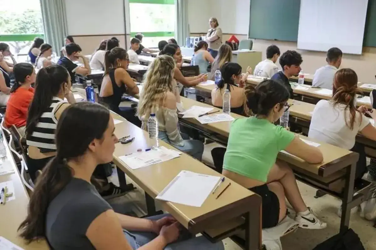 Estudiantes en un aula, concentrados en sus ex&aacute;menes. Una escena t&iacute;pica de la carrera de comunicaci&oacute;n social.