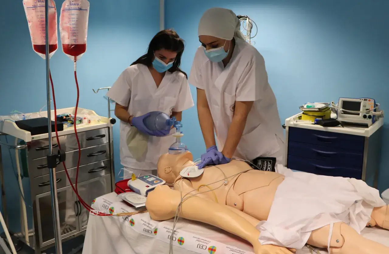 Estudiantes de universidades privadas de enfermer&iacute;a practican RCP en un maniqu&iacute;.