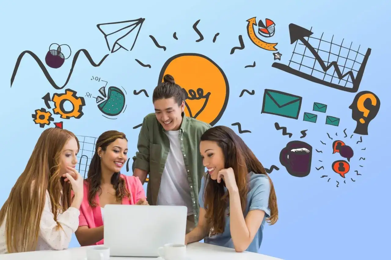 Jóvenes colaboran frente a un portátil, aprendiendo a estudiar marketing online. Ilustraciones de ideas, gráficos y comunicación flotan alrededor.