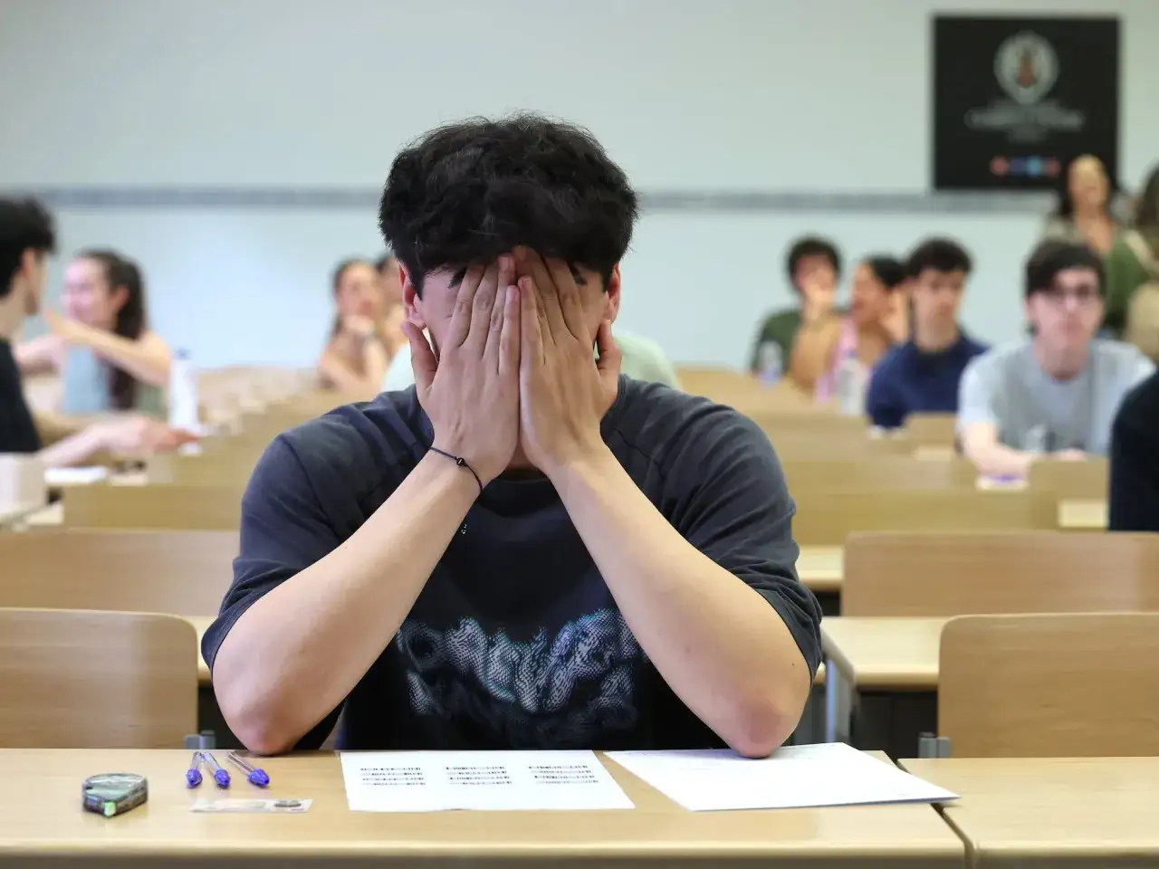 Estudiante agobiado en un examen, quiz&aacute;s una de las carreras m&aacute;s dif&iacute;ciles de Espa&ntilde;a.