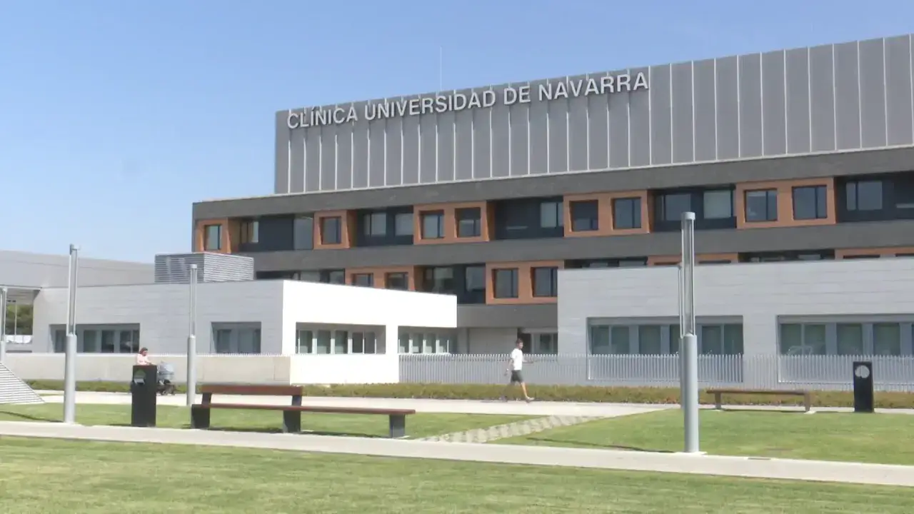 Cl&iacute;nica Universidad de Navarra, un referente en universidades privadas de medicina, con su moderna edificaci&oacute;n y &aacute;reas verdes.